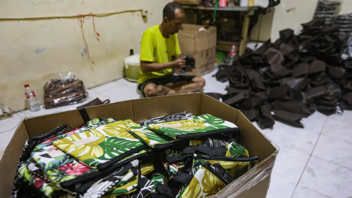 Pekerja menyelesaikan pembuatan tas di Jakarta, Selasa (4/8/2026). (Salman Toyibi/Jawa Pos)