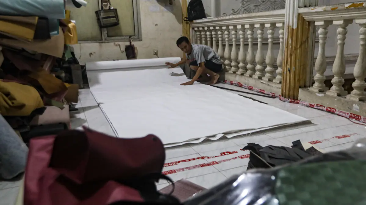 Pekerja menyelesaikan pembuatan tas di Jakarta, Selasa (4/8/2026). (Salman Toyibi/Jawa Pos)