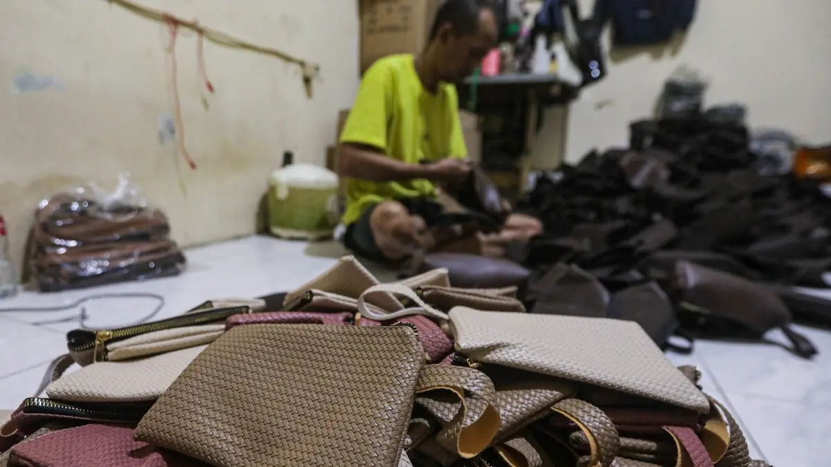 Pekerja menyelesaikan pembuatan tas di Jakarta, Selasa (4/8/2026). (Salman Toyibi/Jawa Pos)