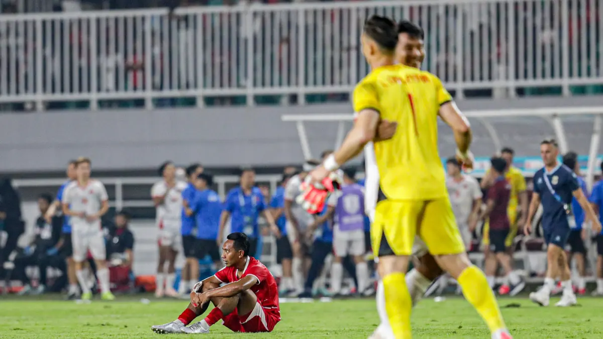 Pesepak bola Timnas Indonesia Beckham Putra Nugraha tertunduk lesu usai dikalahkan Timnas Vietnam pada pertandingan Grup A Piala AFF 2026 di Stadion Gelora Pakansari, Kabupaten Bogor, Jawa Barat, Senin (3/8/2026). (Salman Toyibi/Jawa Pos)