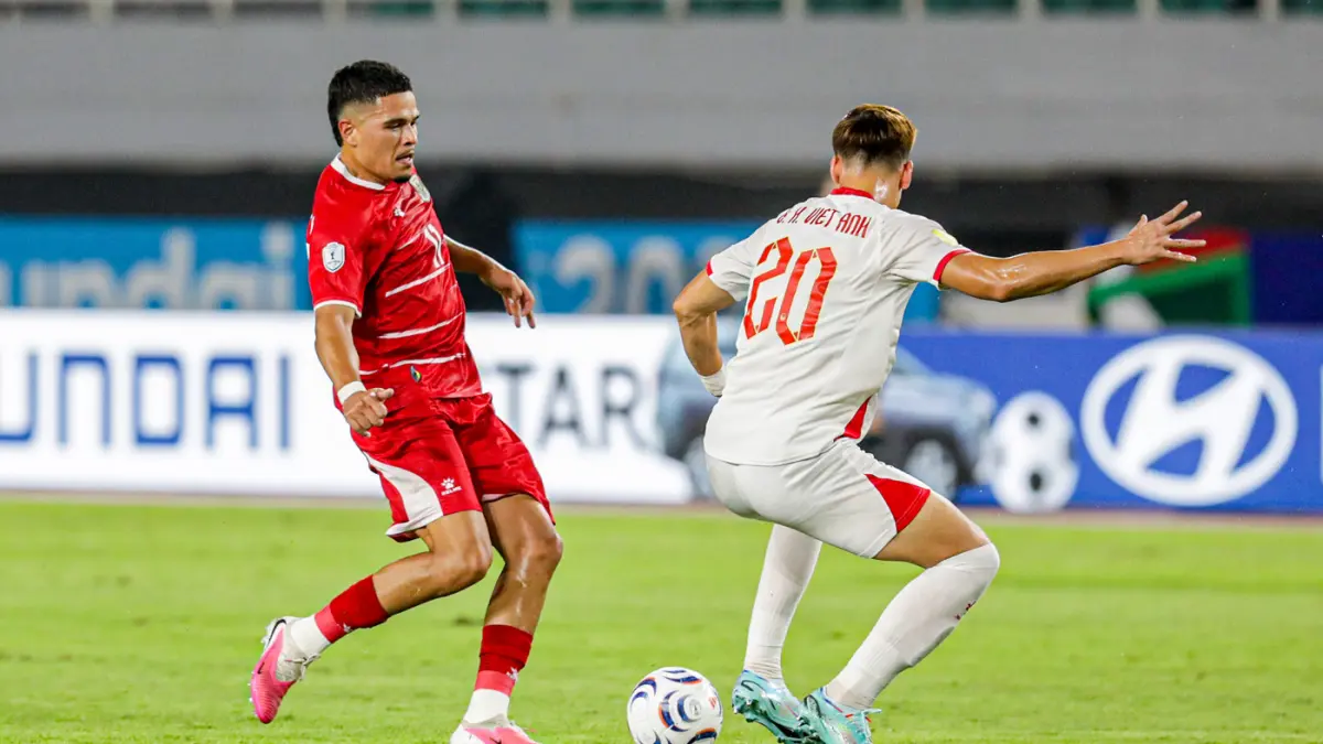 Pesepak bola Timnas Indonesia mencoba melewati pemain Timnas Vietnam pada pertandingan Grup A Piala AFF 2026 di Stadion Gelora Pakansari, Kabupaten Bogor, Jawa Barat, Senin (3/8/2026). (Salman Toyibi/Jawa Pos)