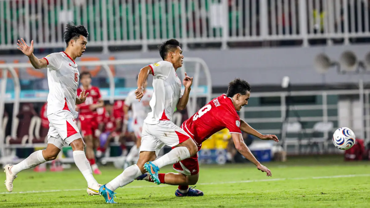 Pesepak bola Timnas Indonesia Mitchell Lee Baker dijatuhkan saat mencoba melewati pemain Timnas Vietnam pada pertandingan Grup A Piala AFF 2026 di Stadion Gelora Pakansari, Kabupaten Bogor, Jawa Barat, Senin (3/8/2026). (Salman Toyibi/Jawa Pos)