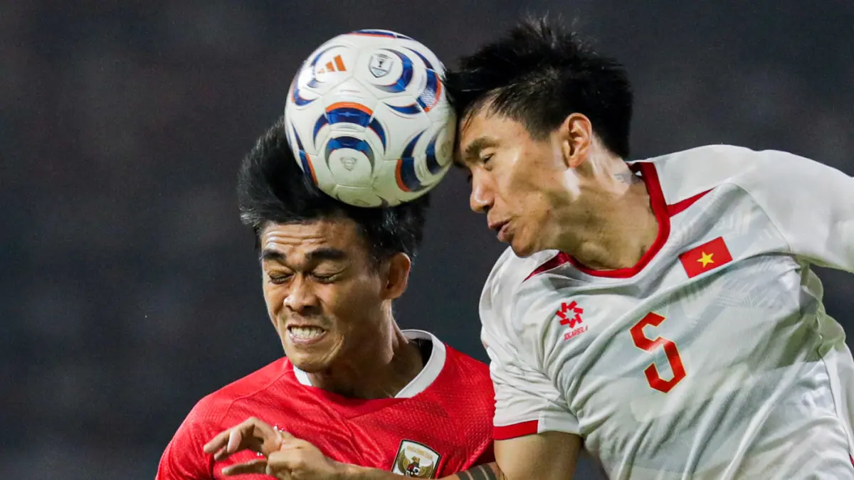 Pesepak bola Timnas Indonesia Muhammad Rizky Eka Pratama (kiri) berebut bola dengan pesepak bola Timnas Vietnam pada pertandingan Grup A Piala AFF 2026 di Stadion Gelora Pakansari, Kabupaten Bogor, Jawa Barat, Senin (3/8/2026). (Salman Toyibi/Jawa Pos)