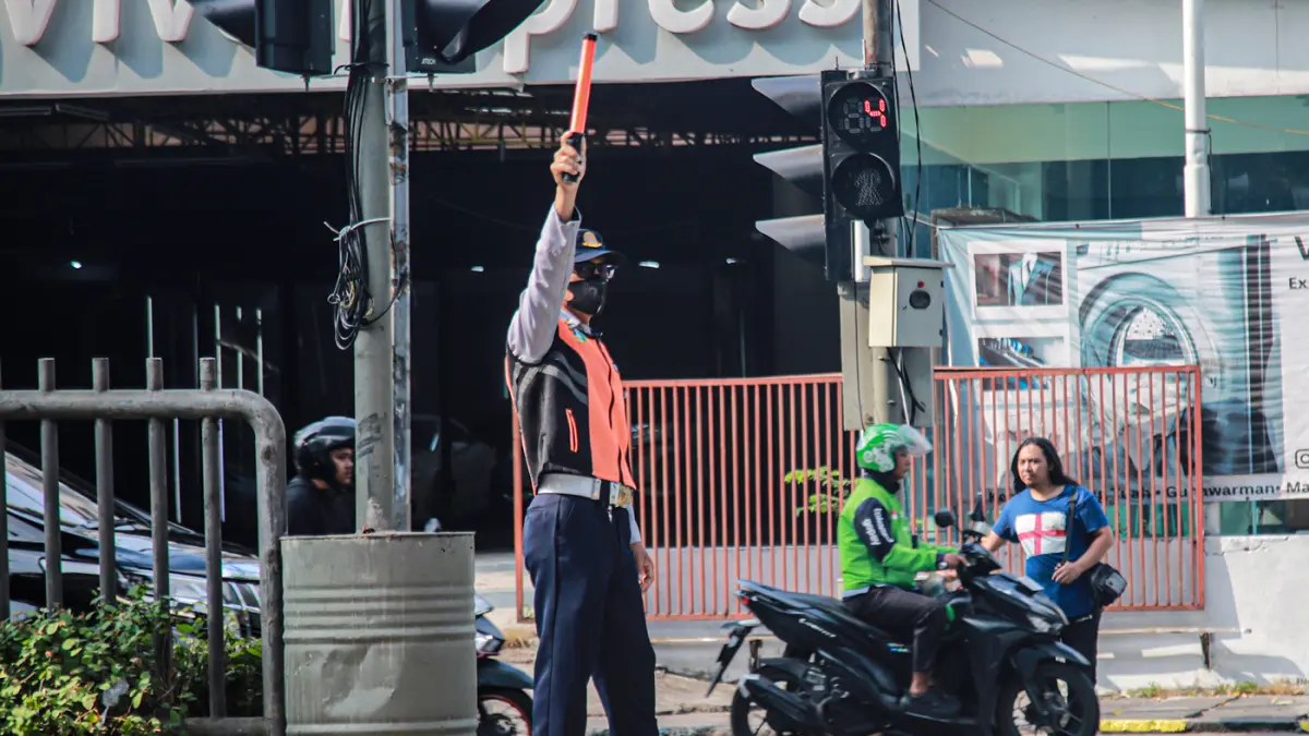 Petugas Dinas Perhubungan berjaga di fasilitas Pelican Crossing di Jalan Kapten Tendean, Jakarta, Selasa (04/08/2026). (Hanung Hambara/Jawa Pos)
