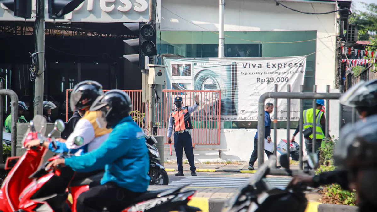 Petugas Dinas Perhubungan berjaga di fasilitas Pelican Crossing di Jalan Kapten Tendean, Jakarta, Selasa (04/08/2026). (Hanung Hambara/Jawa Pos)
