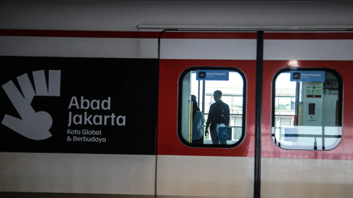 Satu rangkaian kereta LRT melakukan uji coba jalur di Stasiun LRT Jakarta Rawamangun di Jakarta, Selasa (04/08/2026). (Hanung Hambara/Jawa Pos)