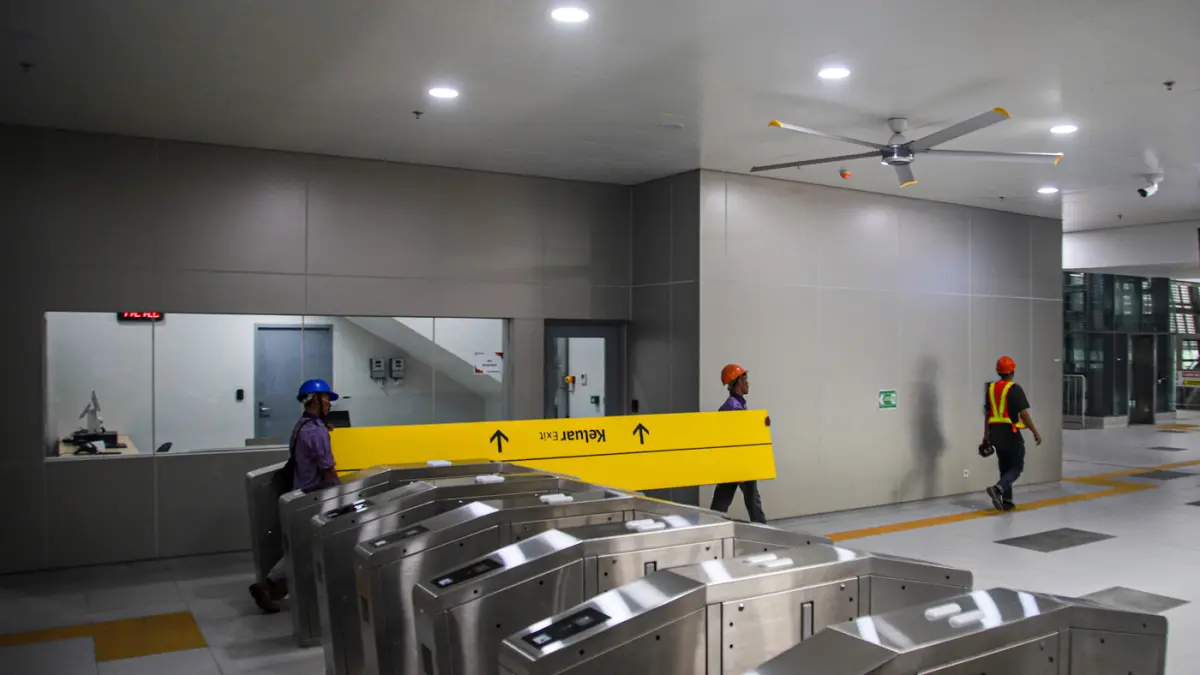 Satu rangkaian kereta LRT melakukan uji coba jalur di Stasiun LRT Jakarta Rawamangun di Jakarta, Selasa (04/08/2026). (Hanung Hambara/Jawa Pos)