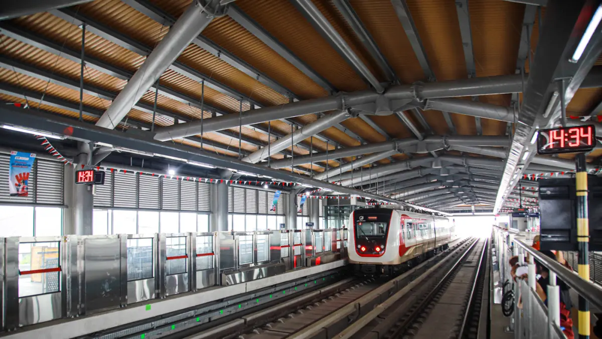 Satu rangkaian kereta LRT melakukan uji coba jalur di Stasiun LRT Jakarta Rawamangun di Jakarta, Selasa (04/08/2026). (Hanung Hambara/Jawa Pos)