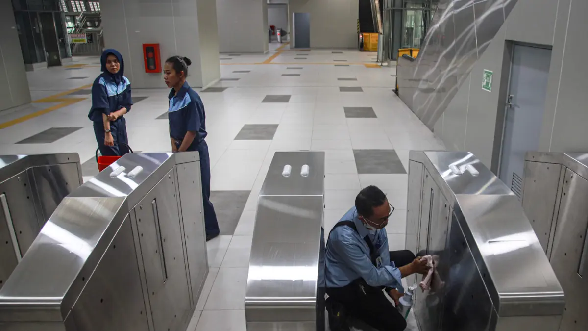 Satu rangkaian kereta LRT melakukan uji coba jalur di Stasiun LRT Jakarta Rawamangun di Jakarta, Selasa (04/08/2026). (Hanung Hambara/Jawa Pos)