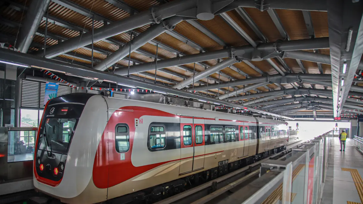 Satu rangkaian kereta LRT melakukan uji coba jalur di Stasiun LRT Jakarta Rawamangun di Jakarta, Selasa (04/08/2026). (Hanung Hambara/Jawa Pos)