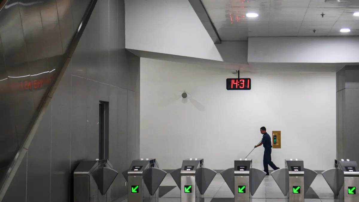 Satu rangkaian kereta LRT melakukan uji coba jalur di Stasiun LRT Jakarta Rawamangun di Jakarta, Selasa (04/08/2026). (Hanung Hambara/Jawa Pos)