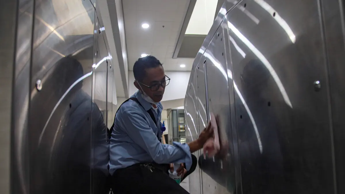 Satu rangkaian kereta LRT melakukan uji coba jalur di Stasiun LRT Jakarta Rawamangun di Jakarta, Selasa (04/08/2026). (Hanung Hambara/Jawa Pos)