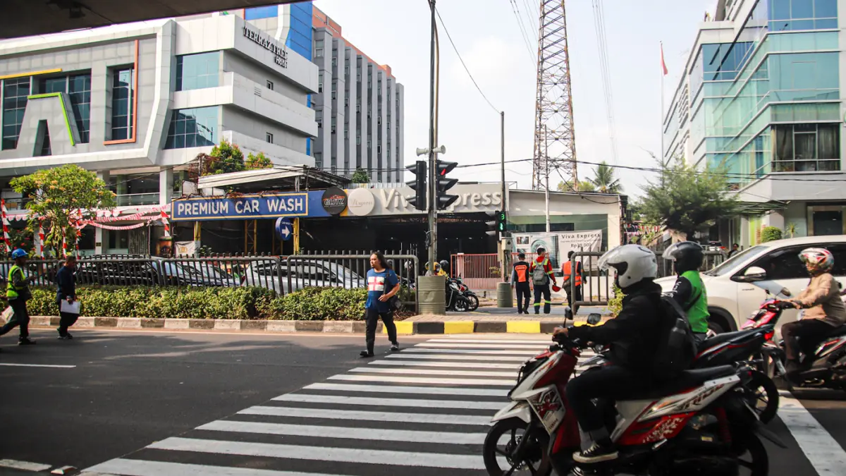 Sejumlah pejalan kaki melintas menggunakan fasilitas Pelican Crossing di Jalan Kapten Tendean, Jakarta, Selasa (04/08/2026). (Hanung Hambara/Jawa Pos)
