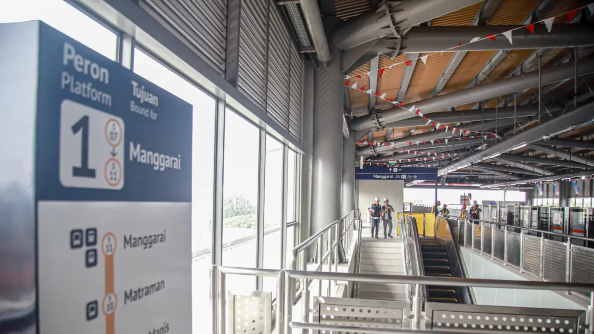 Sejumlah pekerja beraktifitas di lokasi proyek pembangunan Stasiun LRT Jakarta Rawamangun di Jakarta, Selasa (04/08/2026). (Hanung Hambara/Jawa Pos)
