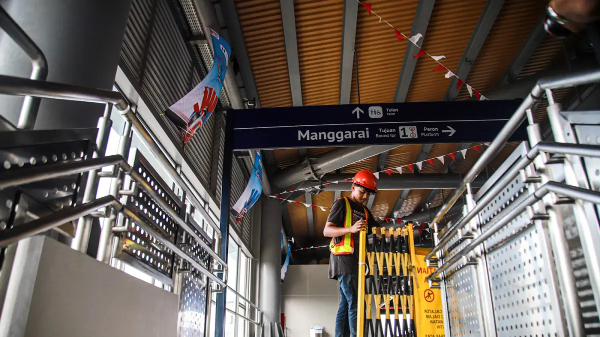 Sejumlah pekerja beraktifitas di lokasi proyek pembangunan Stasiun LRT Jakarta Rawamangun di Jakarta, Selasa (04/08/2026). (Hanung Hambara/Jawa Pos)