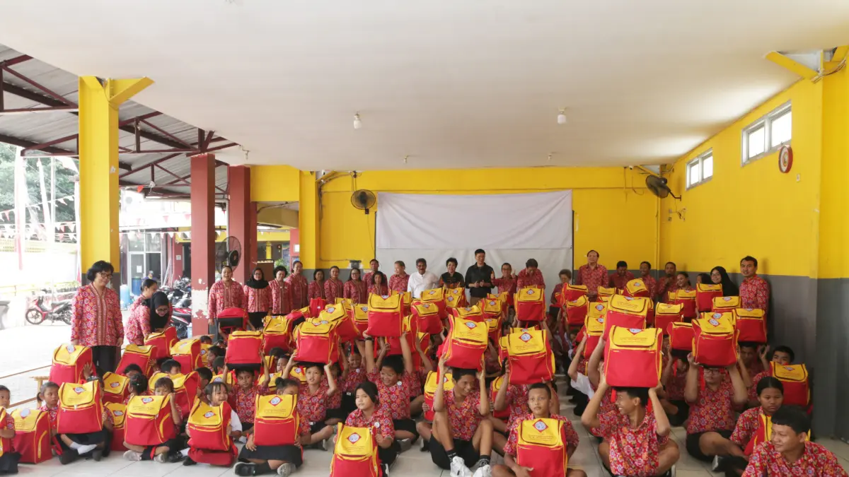 Sejumlah siswa menunjukkan tas berisi paket perlengkapan sekolah di Sekolah Gratis Kuncup Melati, Kota Semarang, Jawa Tengah, Selasa (4/8/2026).