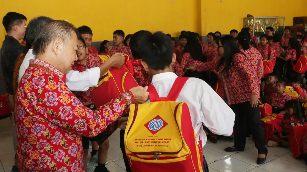Seorang siswa melihat isi tas perlengkapan sekolah yang diterimanya di Sekolah Gratis Kuncup Melati, Kota Semarang, Jawa Tengah, Selasa (4/8/2026)