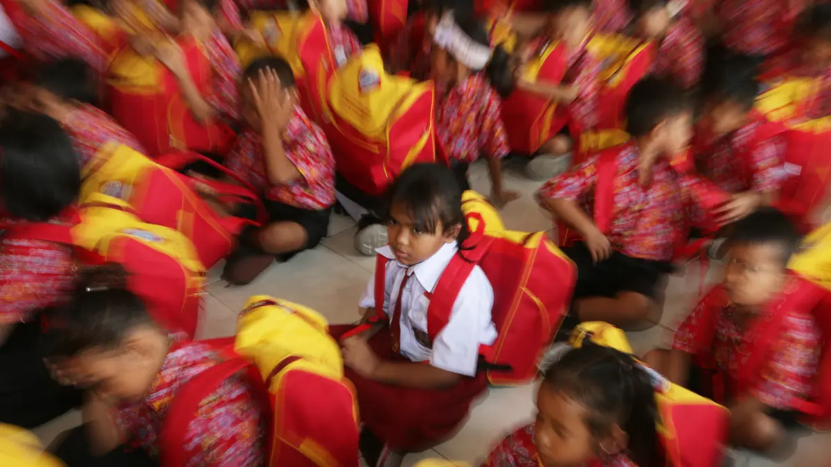Seorang siswa melihat isi tas perlengkapan sekolah yang diterimanya di Sekolah Gratis Kuncup Melati, Kota Semarang, Jawa Tengah, Selasa (4/8/2026).
