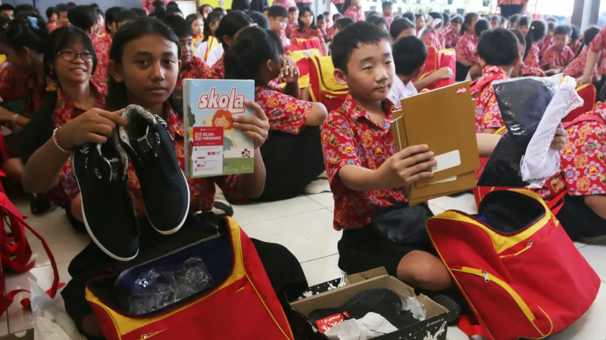Siswa melihat paket perlengkapan sekolah yang diterimanya di Sekolah Gratis Kuncup Melati,Kota Semarang, Jawa Tengah, Selasa (4/8/2026)