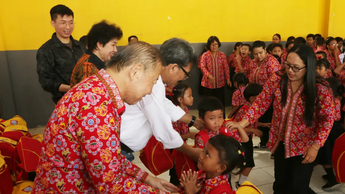 Siswa menerima tas berisi paket perlengkapan sekolah di Sekolah Gratis Kuncup Melati, Kota Semarang, Jawa Tengah, Selasa (4/8/2026)
