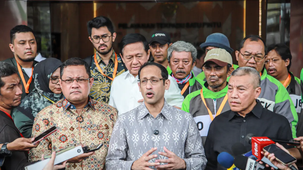 Terpidana kasus korupsi pengadaan laptop berbasis Chromebook Nadiem Makarim didampingi kuasa hukumnya keluar usai menjalani sidang banding di Pengadilan Tinggi Jakarta, Rabu (05/08/2026). (Hanung Hambara/Jawa Pos)