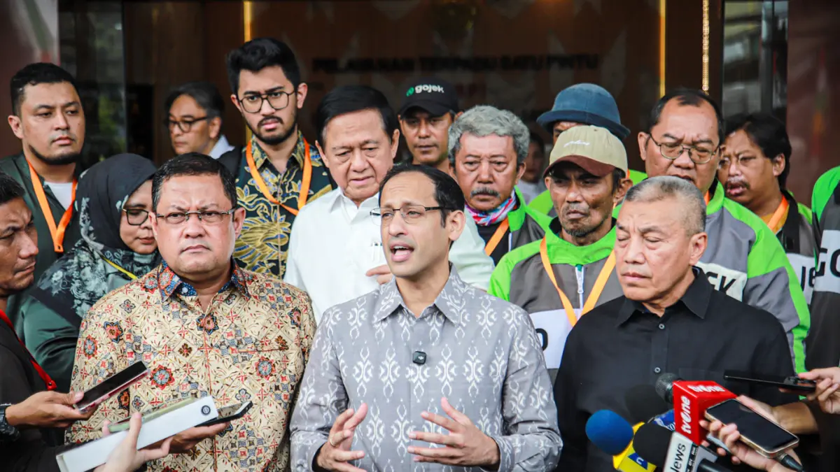 Terpidana kasus korupsi pengadaan laptop berbasis Chromebook Nadiem Makarim didampingi kuasa hukumnya keluar usai menjalani sidang banding di Pengadilan Tinggi Jakarta, Rabu (05/08/2026). (Hanung Hambara/Jawa Pos)