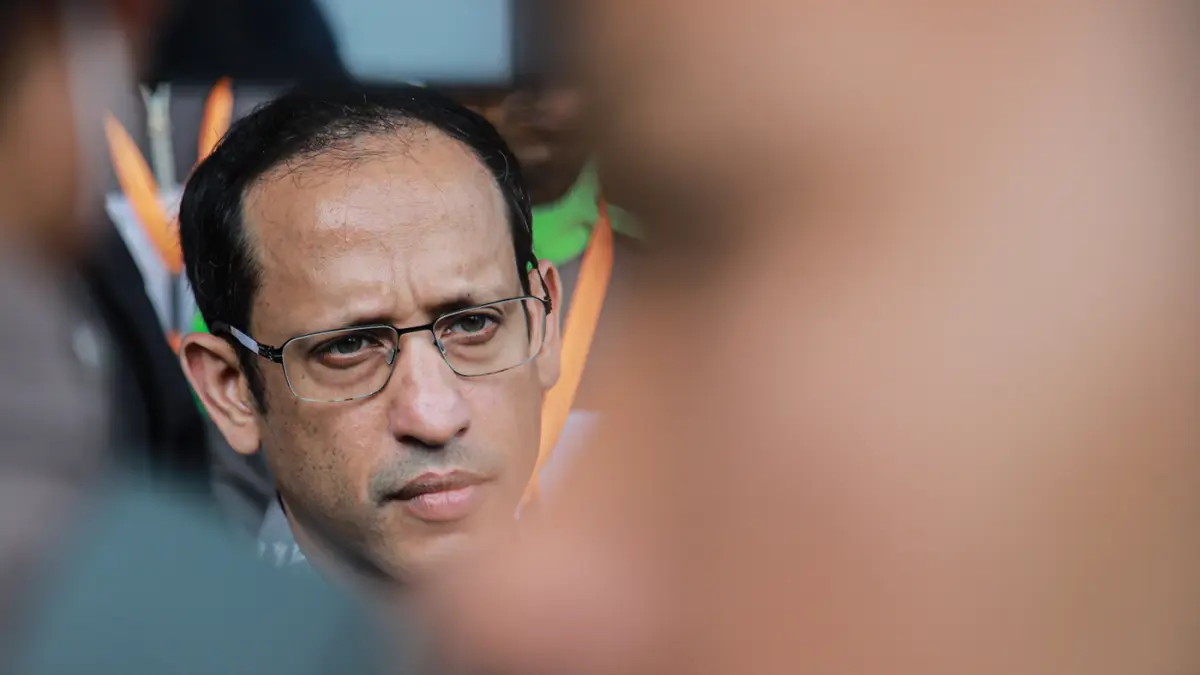 Terpidana kasus korupsi pengadaan laptop berbasis Chromebook Nadiem Makarim didampingi kuasa hukumnya keluar usai menjalani sidang banding di Pengadilan Tinggi Jakarta, Rabu (05/08/2026). (Hanung Hambara/Jawa Pos)