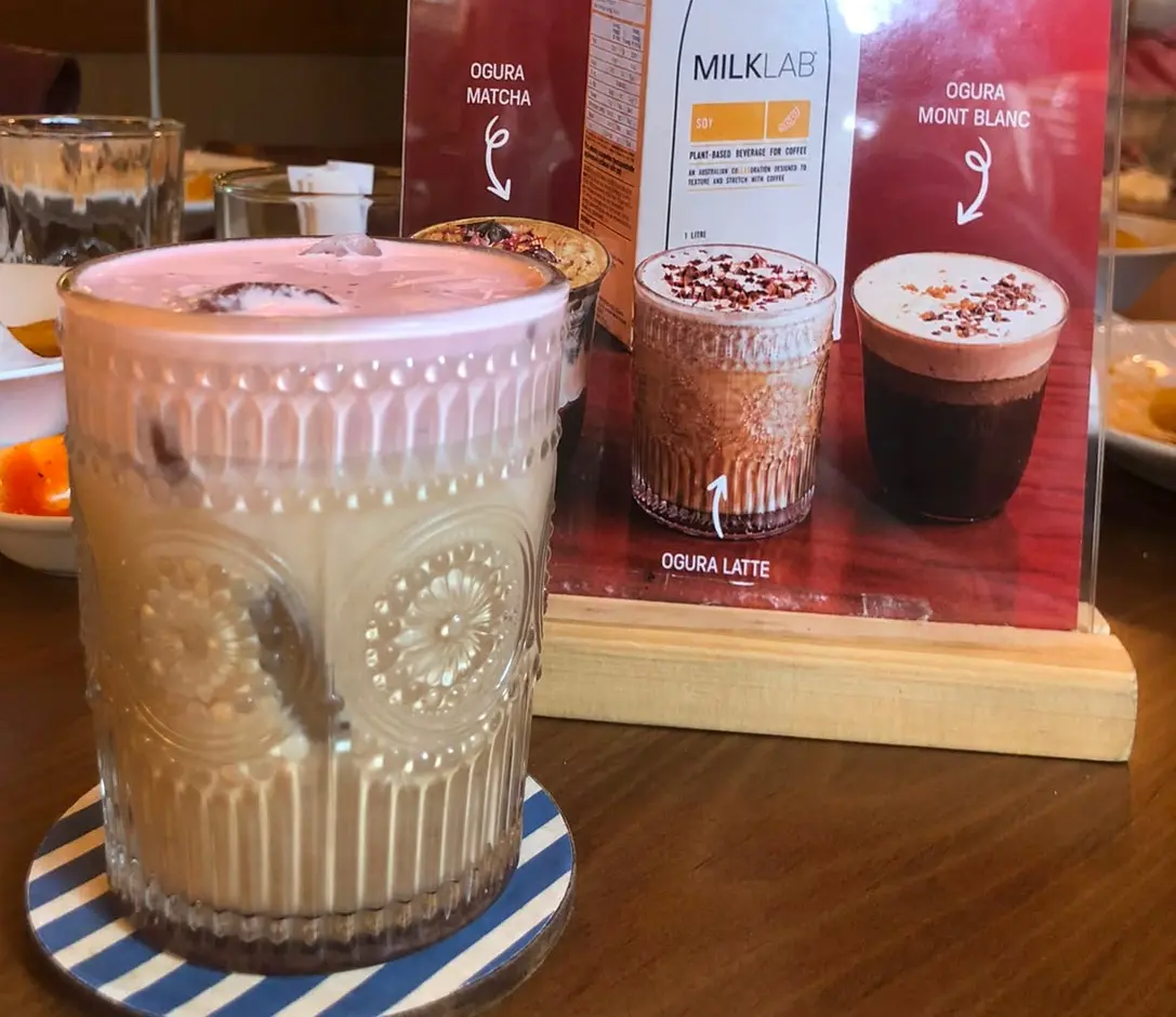 Tren Plant-based Milk atau susu nabati dalam minuman kopi memang menjadi alternatif bagi mereka yang ingin lebih sehat tapi tetap bisa merasakan manis. (Nurul Adriyana/JawaPos.com)