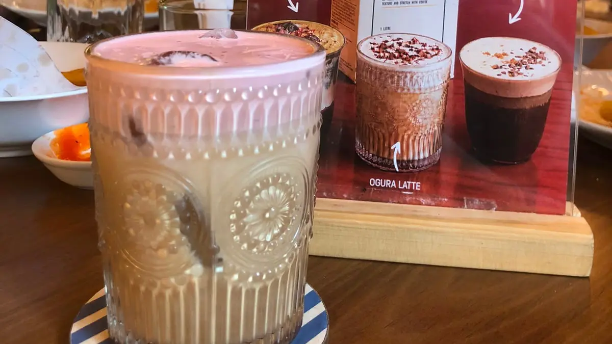 Tren Plant-based Milk atau susu nabati dalam minuman kopi memang menjadi alternatif bagi mereka yang ingin lebih sehat tapi tetap bisa merasakan manis. (Nurul Adriyana/JawaPos.com) - Image