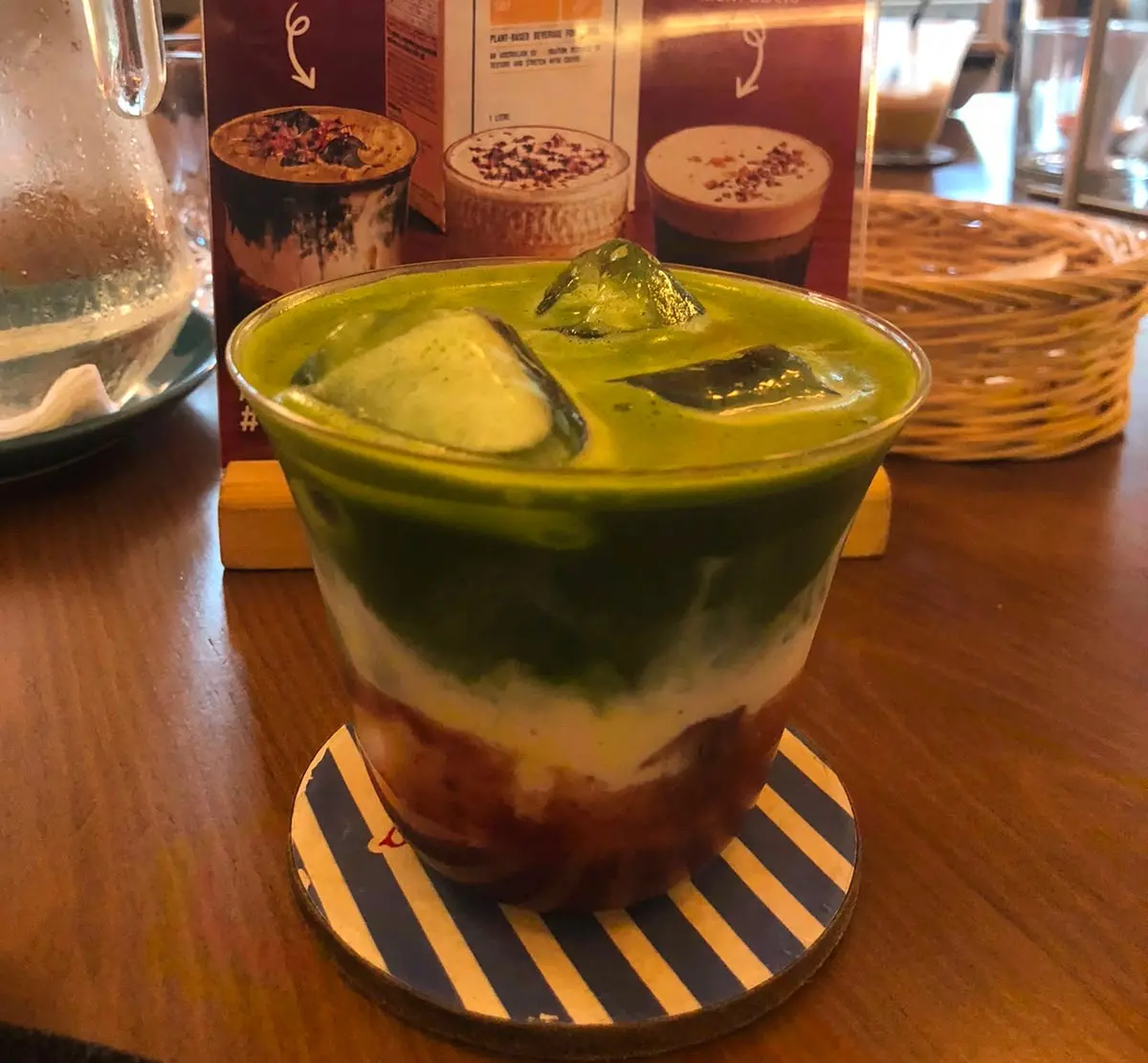Tren Plant-based Milk atau susu nabati dalam minuman kopi memang menjadi alternatif bagi mereka yang ingin lebih sehat tapi tetap bisa merasakan manis. (Nurul Adriyana/JawaPos.com)