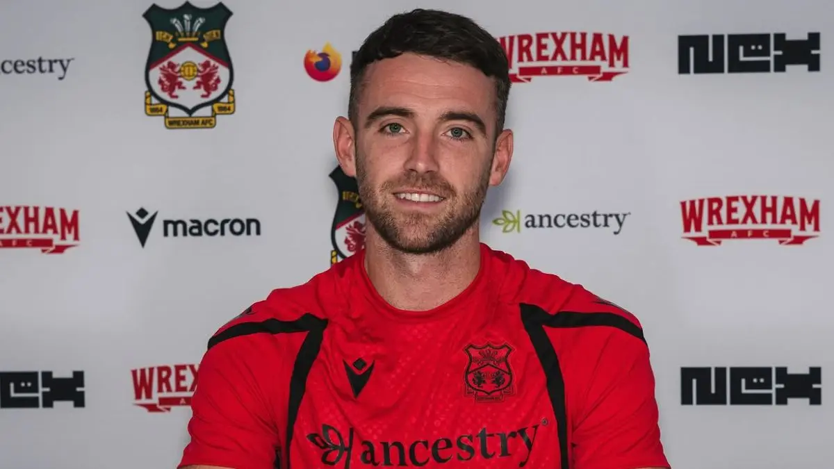 Ben Whiteman resmi tandatangani kontrak tiga tahun bersama Wrexham. (@wrexham_afc/Instagram). - Image