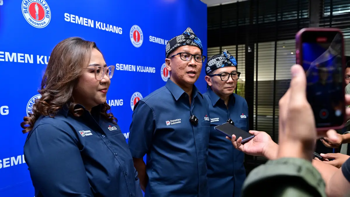 Direktur Utama SIG, Indrieffouny Indra (tengah) menjawab pertanyaan media saat konferensi pers peluncuran Semen Kujang di Bandung, pada Rabu (5/8/2026).