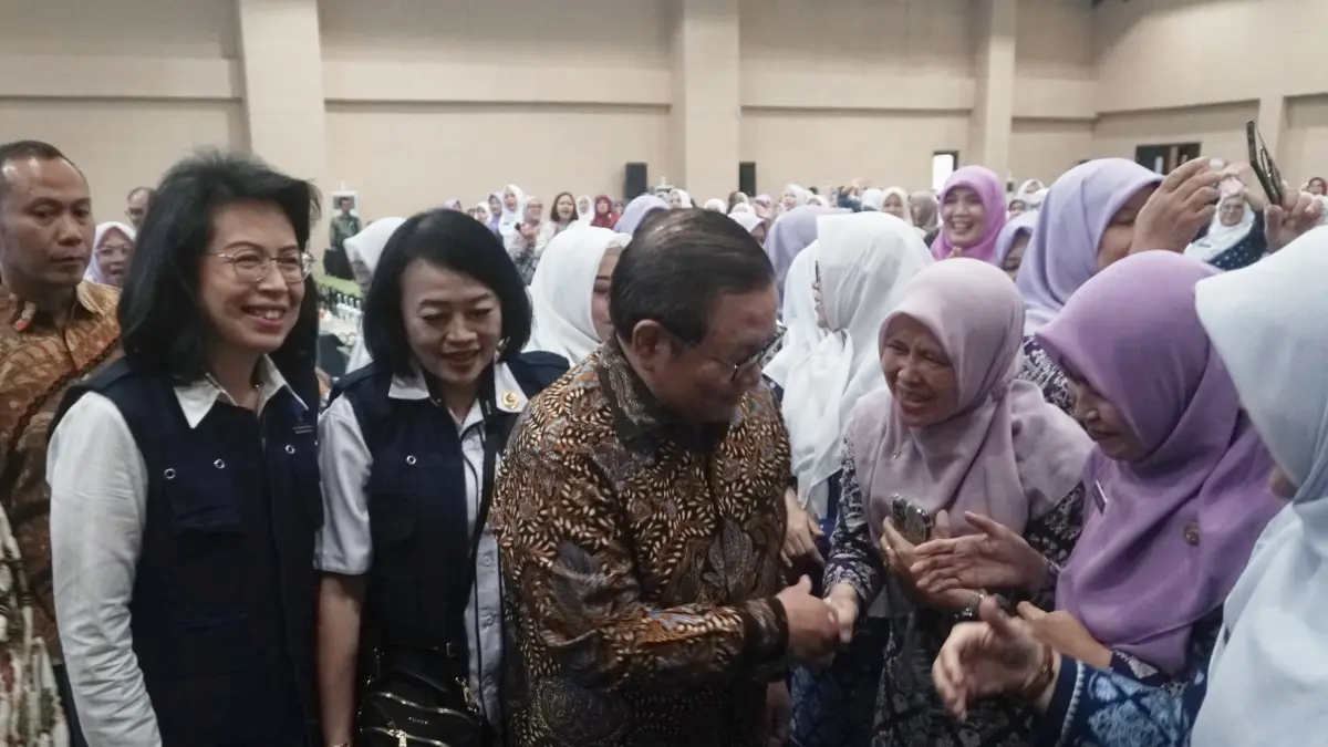 Gubernur DKI Jakarta Pramono Anung Wibowo berfoto dengan pengurus Yayasan Build & Share Delapan Lima acara Workshop National Creativity Day for Teacher 2026 di Jakarta, Kamis (5/8/2026).