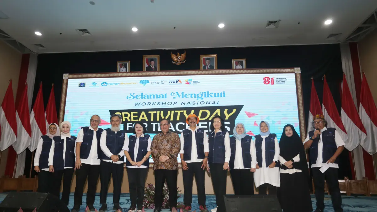 Gubernur DKI Jakarta Pramono Anung Wibowo berfoto dengan pengurus Yayasan Build & Share Delapan Lima acara Workshop National Creativity Day for Teacher 2026 di Jakarta, Kamis (5/8/2026).