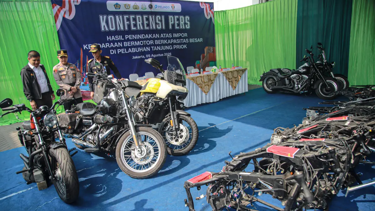 Kepala KPU Bea dan Cukai Tipe A Tanjung Priok Adhang Noegroho Adhi (kanan) dan Kapolres Tanjung Priok AKBP Alrasyidin Fajri (tengah) melihat barang bukti saat rilis Bea Cukai di Tanjung Priok, Jakarta,Rabu (05/08/2026). (Hanung Hambara/Jawa Pos)