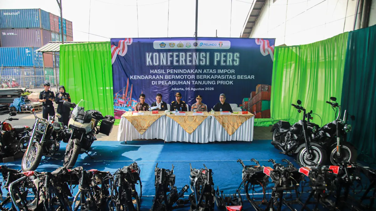 Kepala KPU Bea dan Cukai Tipe A Tanjung Priok Adhang Noegroho Adhi (tengah) memimpin rilis Bea Cukai di Tanjung Priok, Jakarta,Rabu (05/08/2026). (Hanung Hambara/Jawa Pos)