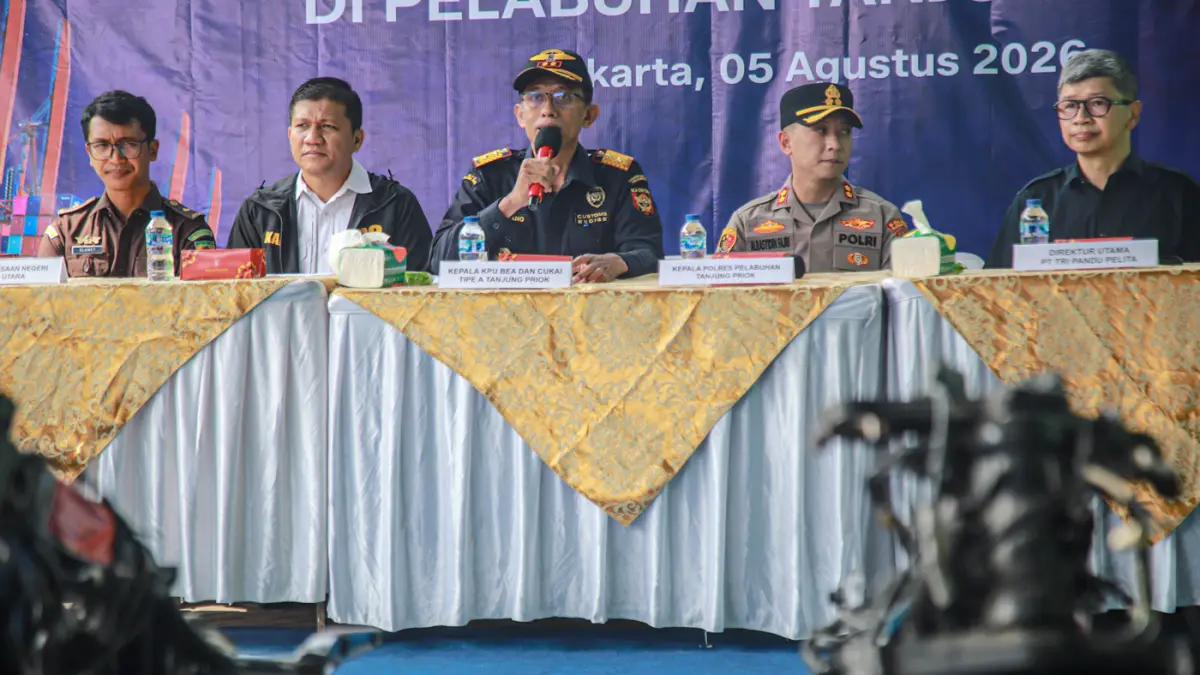 Kepala KPU Bea dan Cukai Tipe A Tanjung Priok Adhang Noegroho Adhi (tengah) memimpin rilis Bea Cukai di Tanjung Priok, Jakarta,Rabu (05/08/2026). (Hanung Hambara/Jawa Pos)