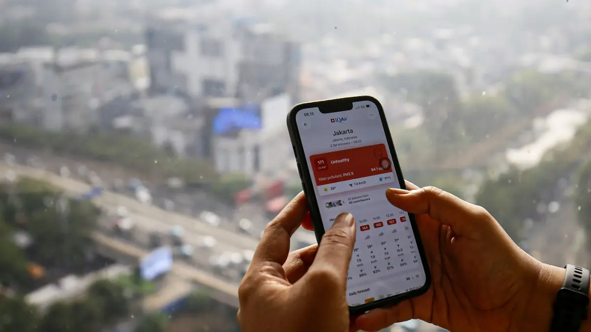 Pekerja memantau melalui aplikasi kualitas polusi udara di Jakarta, Rabu (5/8/2026). (Salman Toyibi/Jawa Pos)