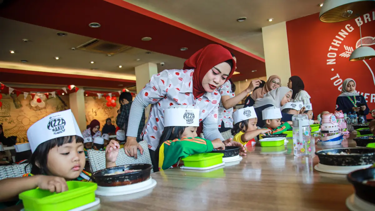 Peserta Pizza Maker Junior membuat pizza kreasi mereka sendiri di Pizza Hut Harapan Indah, Bekasi, Selasa (04/08/2026). (Hanung Hambara/Jawa Pos)
