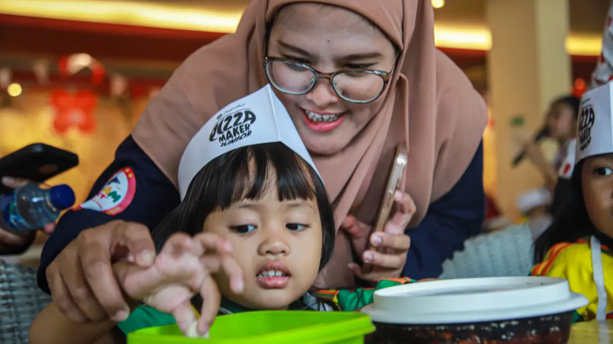 Peserta Pizza Maker Junior membuat pizza kreasi mereka sendiri di Pizza Hut Harapan Indah, Bekasi, Selasa (04/08/2026). (Hanung Hambara/Jawa Pos)