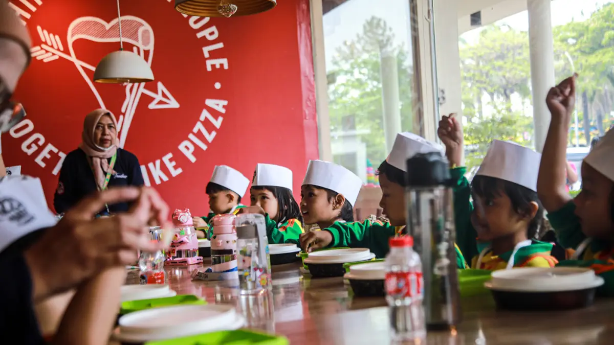 Peserta Pizza Maker Junior membuat pizza kreasi mereka sendiri di Pizza Hut Harapan Indah, Bekasi, Selasa (04/08/2026). (Hanung Hambara/Jawa Pos)