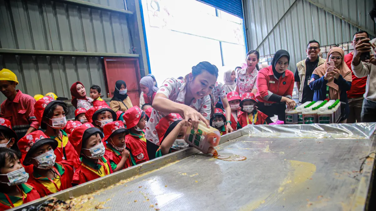 Peserta Pizza Maker Junior mempraktikkan langsung cara mengumpulkan minyak jelantah dengan benar melalui pendampingan tim Pizza Hut Indonesia dan TUKR di TUKR Harapan Indah, Bekasi, Selasa (04/08/2026). (Hanung Hambara/Jawa Pos)