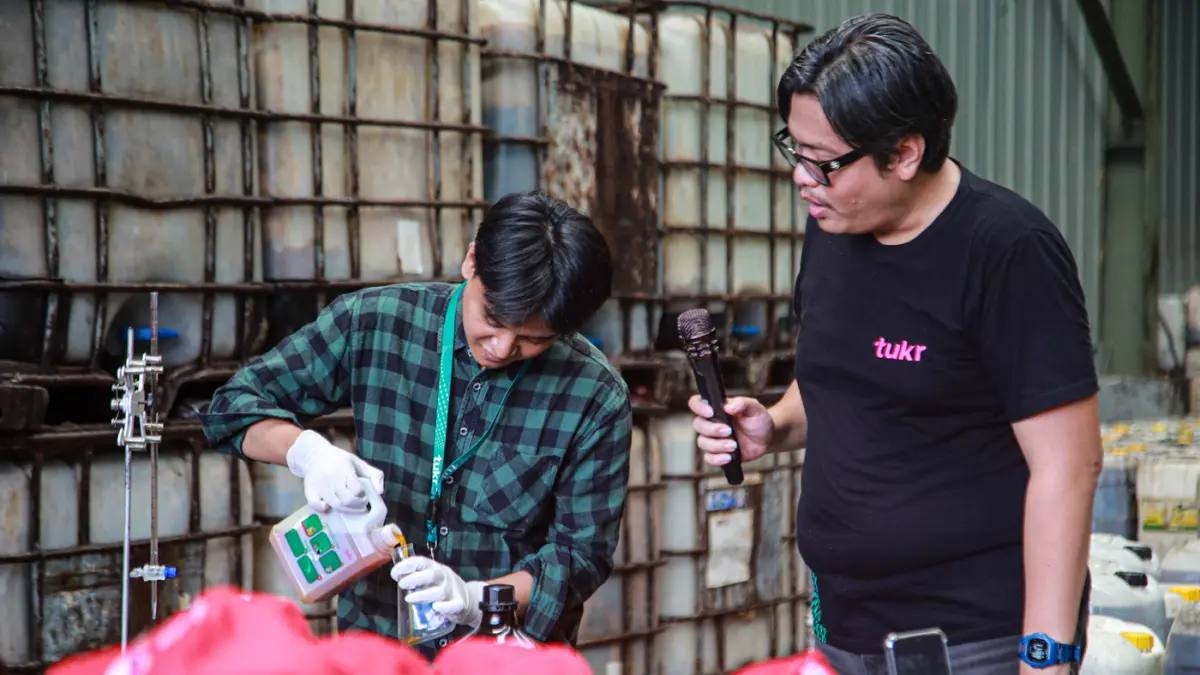 Peserta Pizza Maker Junior mempraktikkan langsung cara mengumpulkan minyak jelantah dengan benar melalui pendampingan tim Pizza Hut Indonesia dan TUKR di TUKR Harapan Indah, Bekasi, Selasa (04/08/2026). (Hanung Hambara/Jawa Pos)
