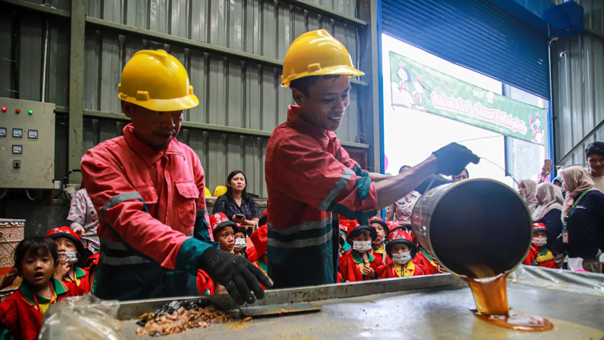 Peserta Pizza Maker Junior mempraktikkan langsung cara mengumpulkan minyak jelantah dengan benar melalui pendampingan tim Pizza Hut Indonesia dan TUKR di TUKR Harapan Indah, Bekasi, Selasa (04/08/2026). (Hanung Hambara/Jawa Pos)