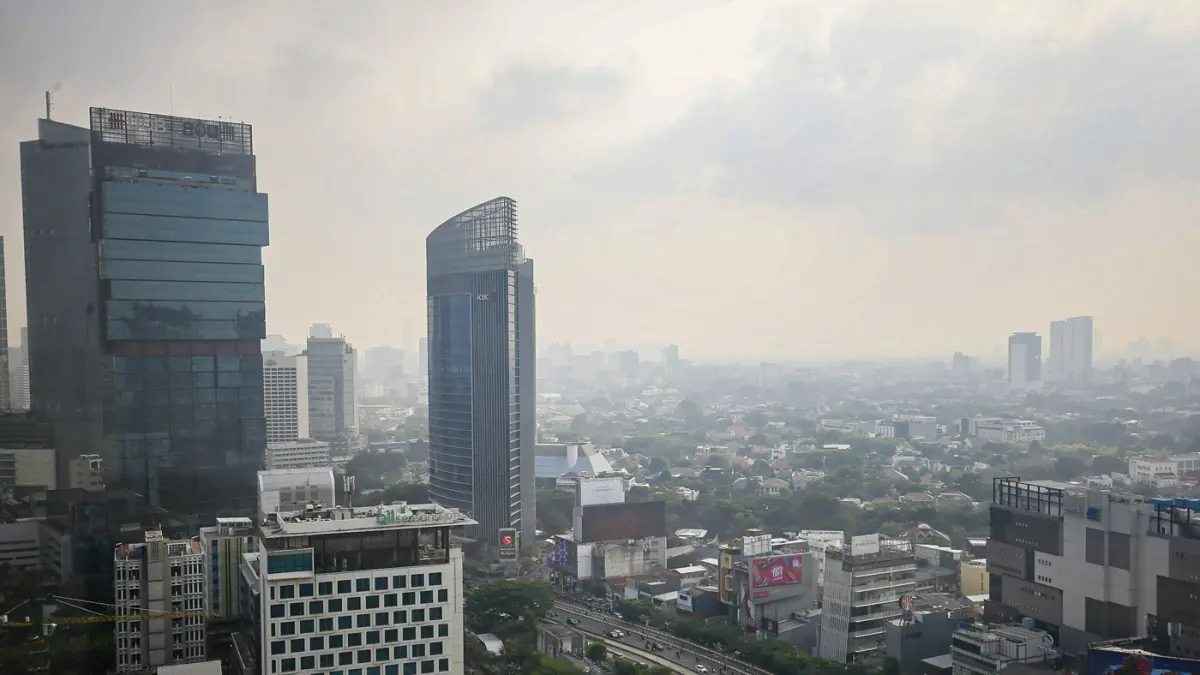 Polusi udara menyelimuti langit jakarta terlihat dari kawasan Sudirman, Jakarta, Rabu (5/8/2026). (Salman Toyibi/Jawa Pos)