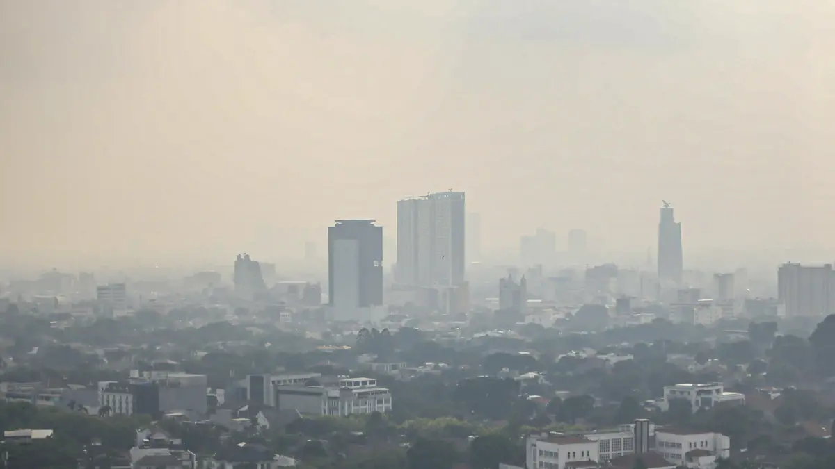 Polusi udara menyelimuti langit jakarta terlihat dari kawasan Sudirman, Jakarta, Rabu (5/8/2026). (Salman Toyibi/Jawa Pos)