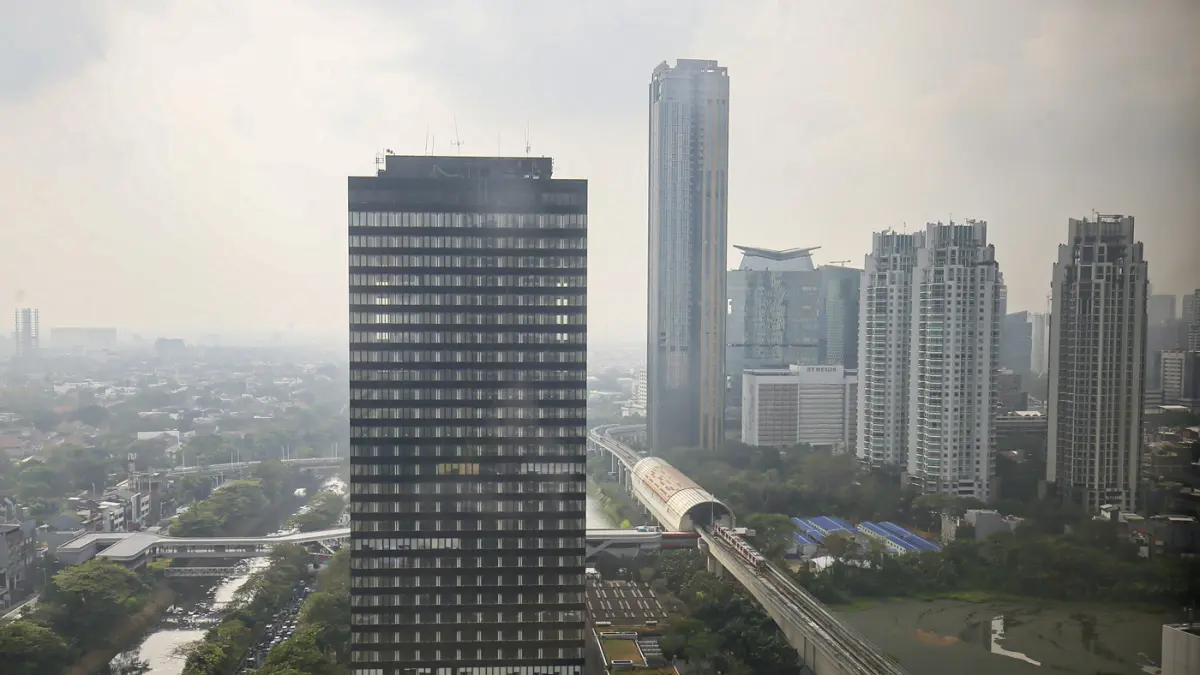 Polusi udara menyelimuti langit jakarta terlihat dari kawasan Sudirman, Jakarta, Rabu (5/8/2026). (Salman Toyibi/Jawa Pos)