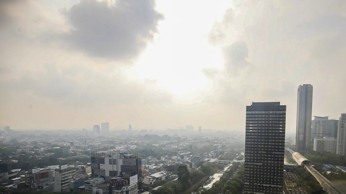 Polusi udara menyelimuti langit jakarta terlihat dari kawasan Sudirman, Jakarta, Rabu (5/8/2026). (Salman Toyibi/Jawa Pos)
