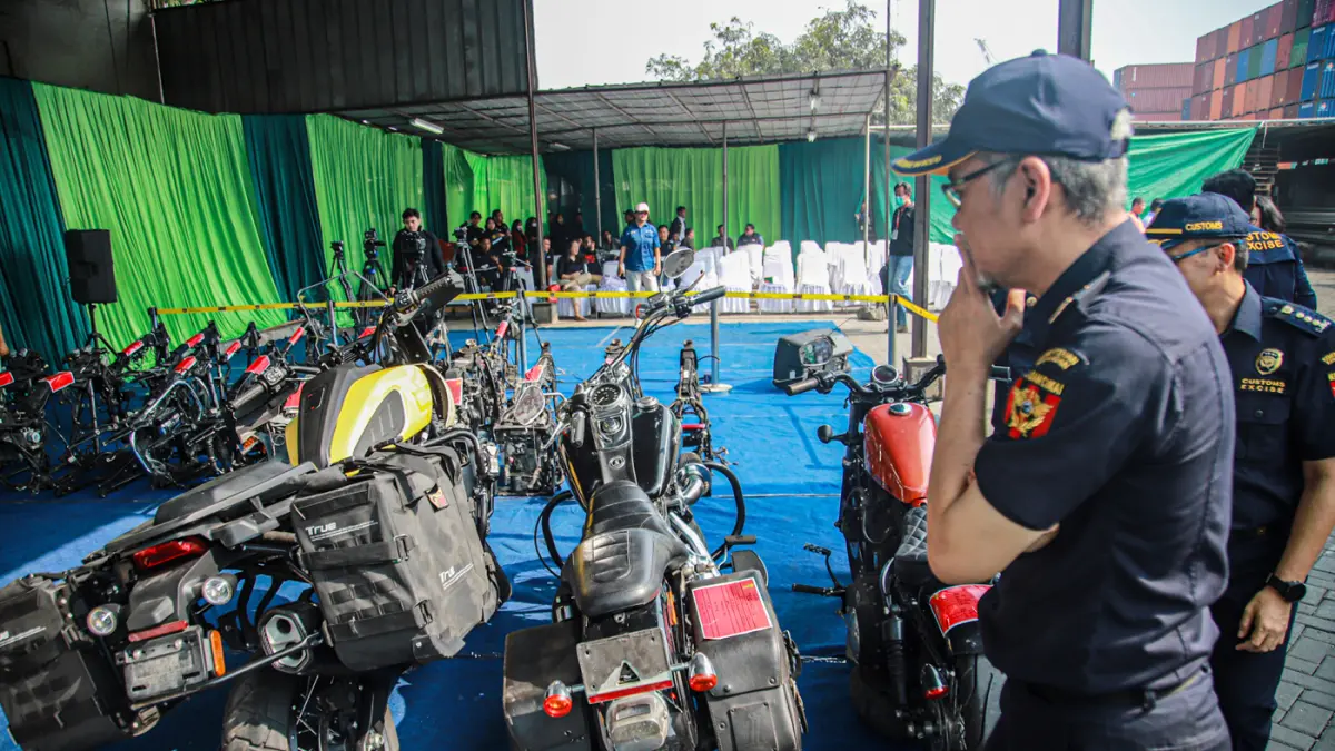 Sejumlah barang bukti berupa rangka dan lima unit motor Harley-Davidson dihadirkan dalam rilis Bea Cukai di Tanjung Priok, Jakarta,Rabu (05/08/2026). (Hanung Hambara/Jawa Pos)