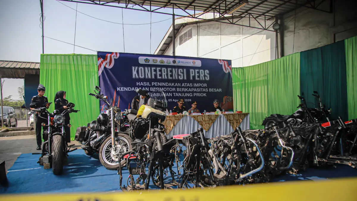 Sejumlah barang bukti berupa rangka dan lima unit motor Harley-Davidson dihadirkan dalam rilis Bea Cukai di Tanjung Priok, Jakarta,Rabu (05/08/2026). (Hanung Hambara/Jawa Pos)